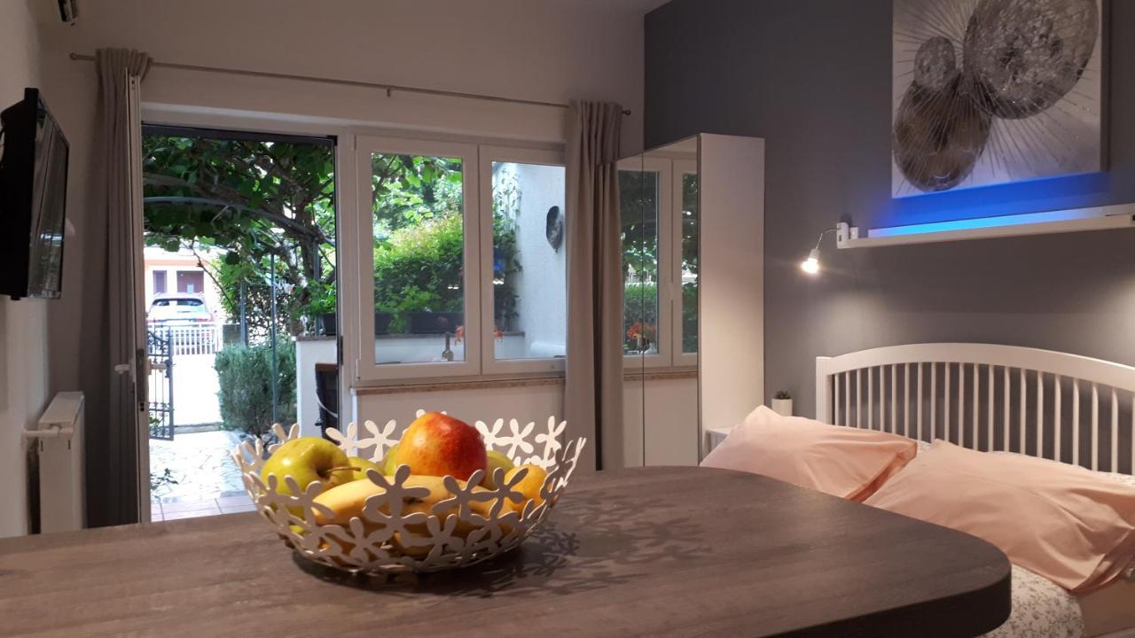 Guesthouse Mila Ровин Екстериор снимка
