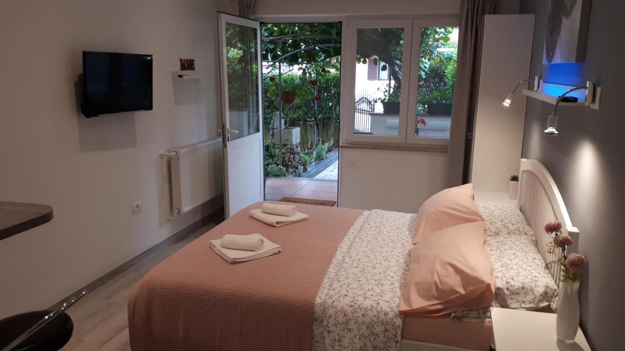 Guesthouse Mila Ровин Екстериор снимка