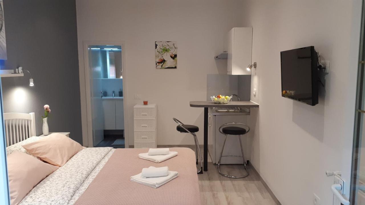 Guesthouse Mila Ровин Екстериор снимка