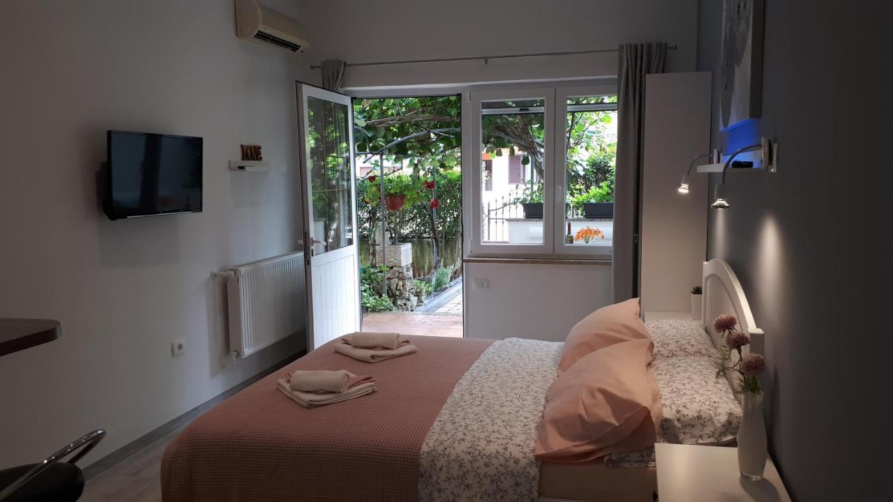 Guesthouse Mila Ровин Екстериор снимка