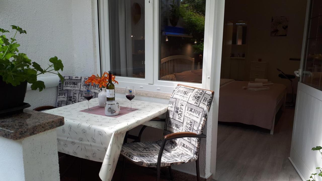 Guesthouse Mila Ровин Екстериор снимка