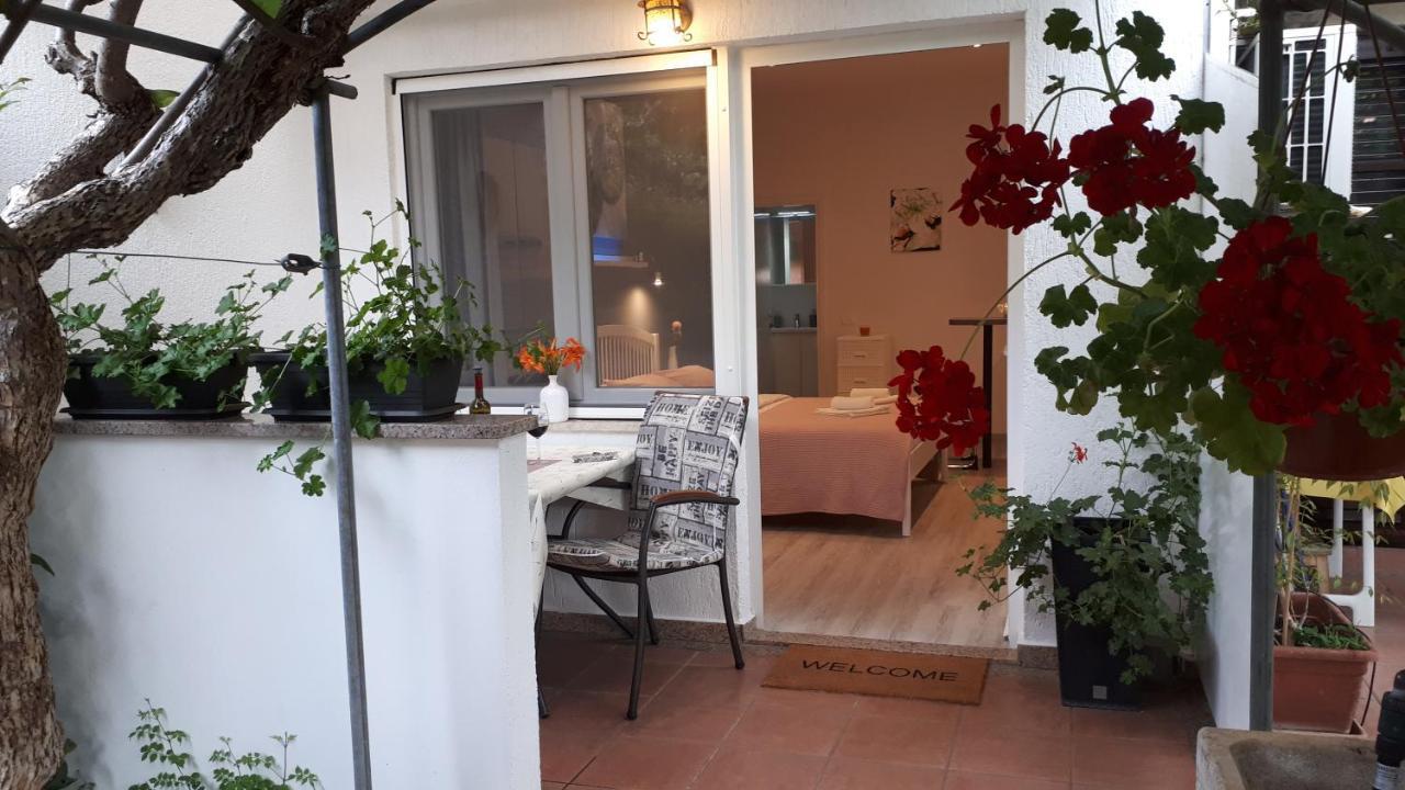 Guesthouse Mila Ровин Екстериор снимка