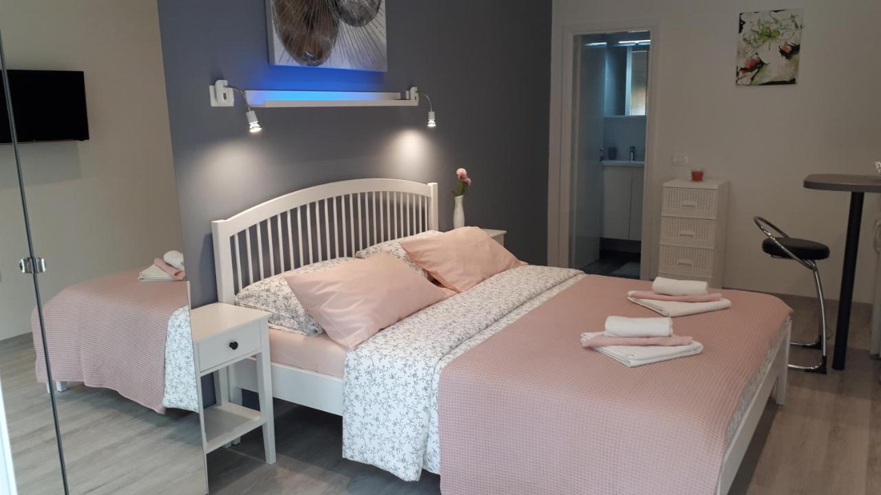 Guesthouse Mila Ровин Екстериор снимка