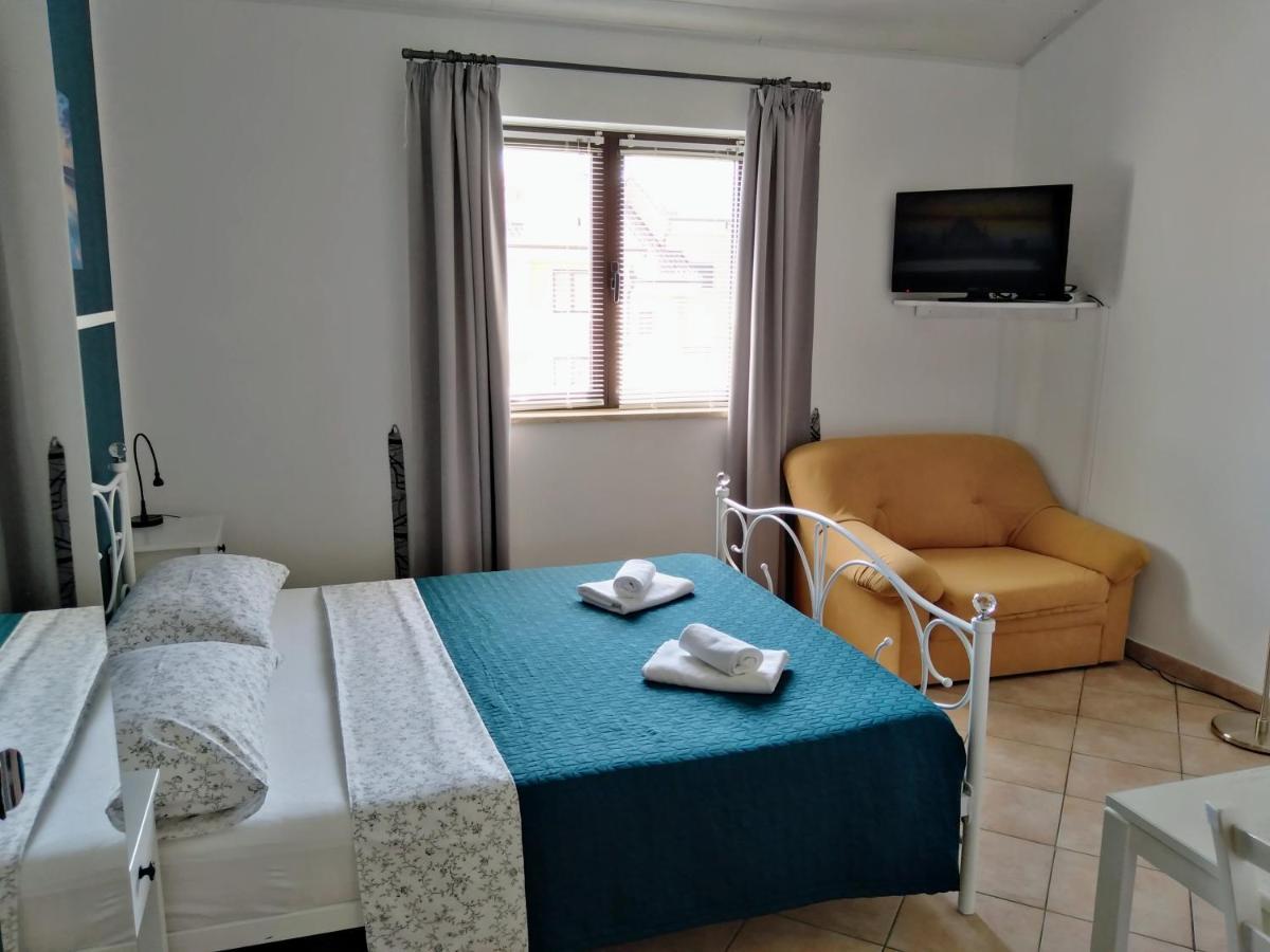 Guesthouse Mila Ровин Екстериор снимка