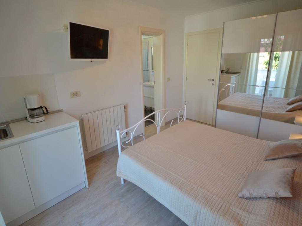 Guesthouse Mila Ровин Екстериор снимка