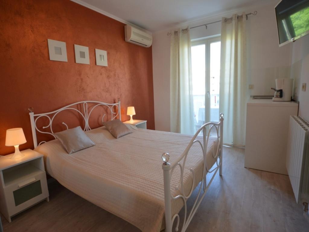 Guesthouse Mila Ровин Екстериор снимка