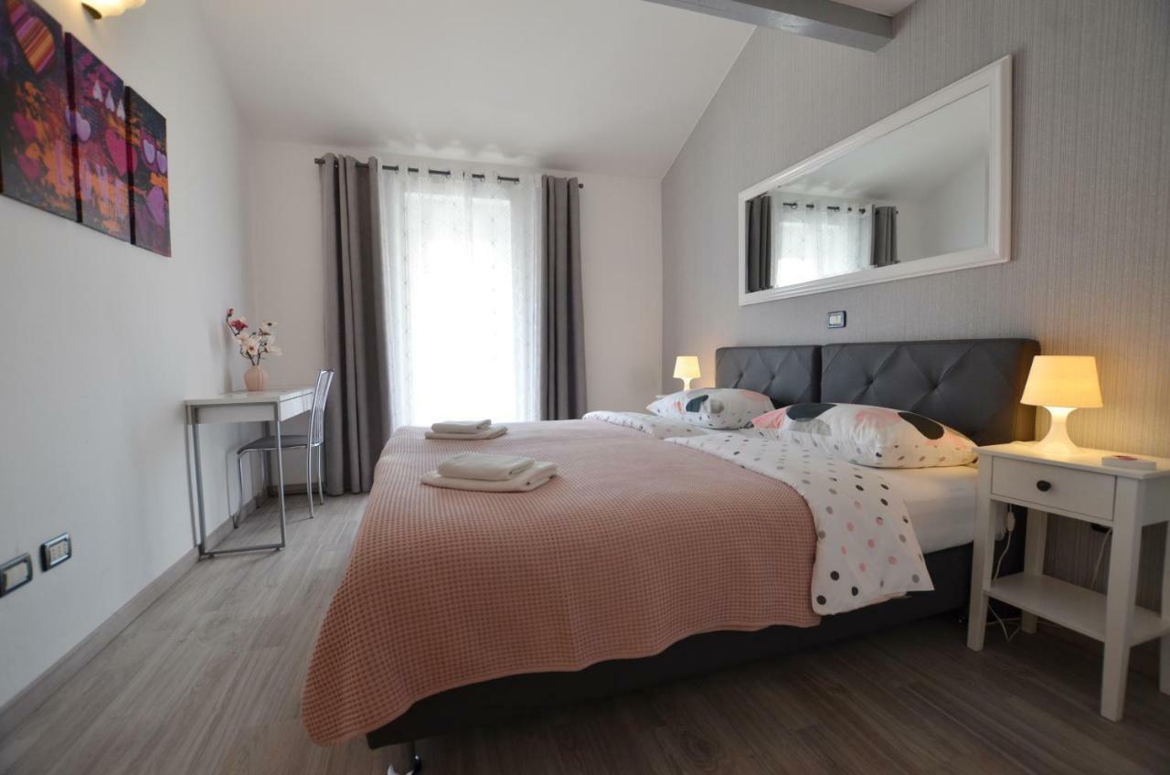 Guesthouse Mila Ровин Екстериор снимка
