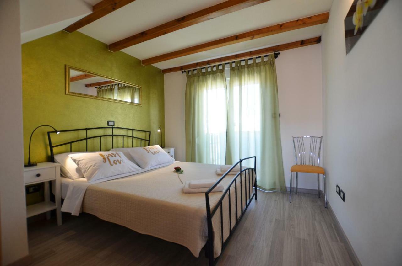 Guesthouse Mila Ровин Екстериор снимка